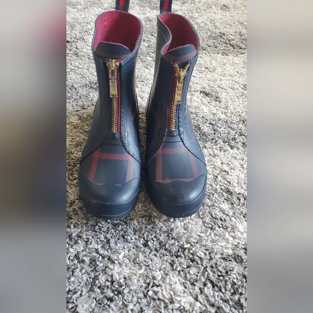 Tommy Hilfiger TWRYANN2 Rain Boots Green Blue Plaid Front Zip‎ Womens Size 9